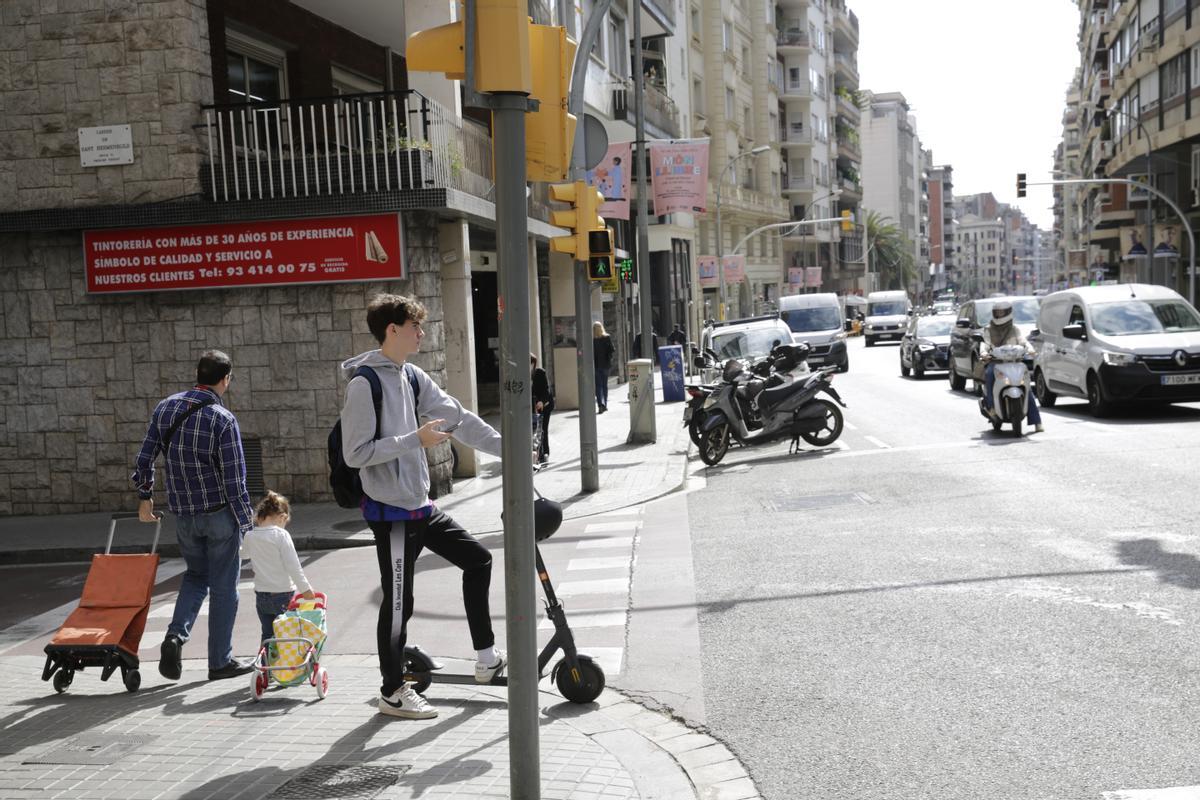 BARCELONA 04/04/2023 Barcelona. Tema sobre retos del próximo mandato. Reforma pendiente de Balmes, entre la plaza Molina y la plaza Kennedy. Fotos del tramo Gral.Mitre-Pça.Molina. Detalles de aceras raquíticas con motos aparcadas y gente pasante, configuración de las calles Fotos de los nuevos semáforos (Balmes-Francolí y Balmes-Putxet). FOTO de RICARD CUGAT