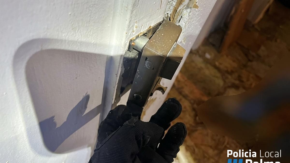 Los menores forzaron la puerta de entrada de la vivienda.