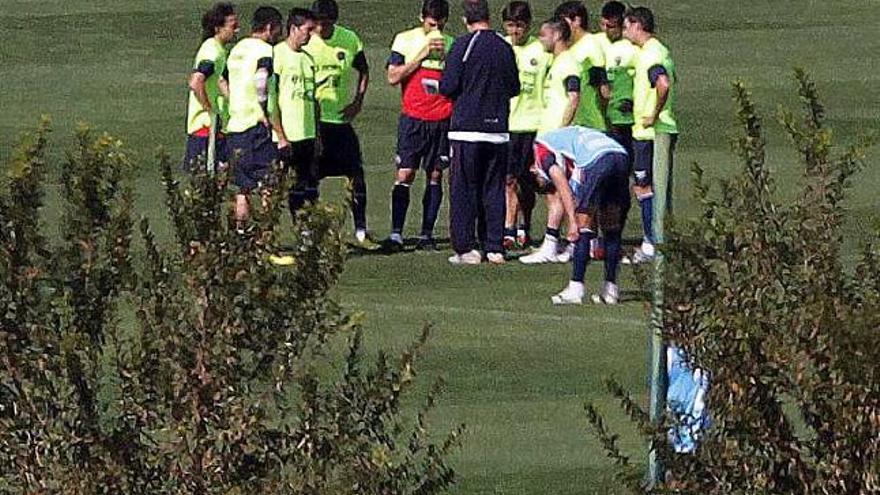 Bielsa habla con su selección, ayer en Nelspruit.