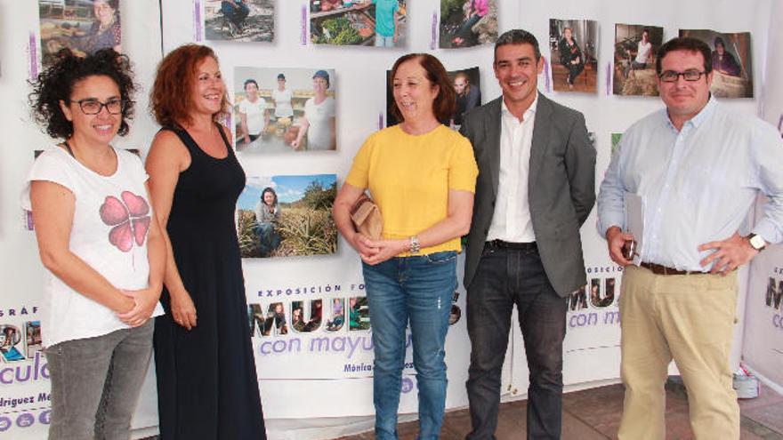 Mónica Rodríguez, Claudina Morales, Felipa Valdivia, Narvay Quintero y David de Vera, ayer, en la inauguración de la exposición &#039;Mujeres Rurales de Canarias&#039;.