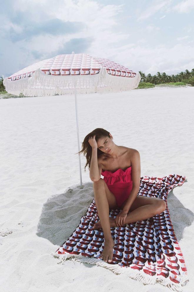 Zara se lanza a la conquista de la playa con sombrillas y toallas de estampado retro
