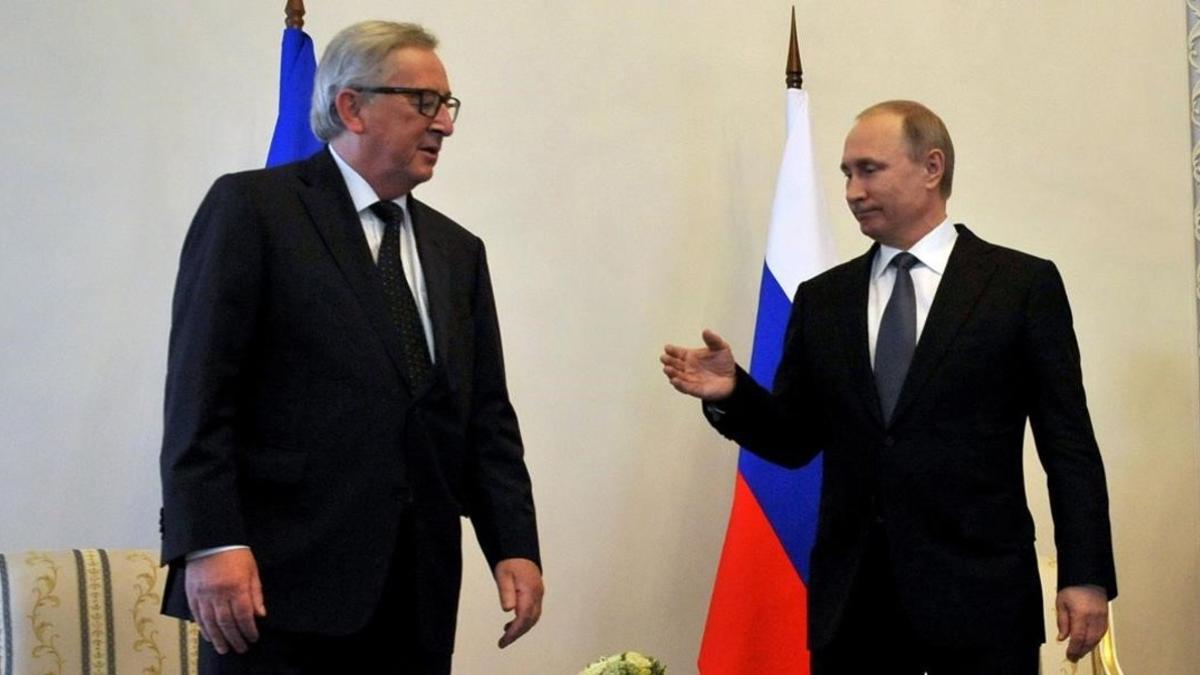 Putin con Jean Claude Juncker durante el Foro Económico Internacional celebrado este año en San Petesburgo.
