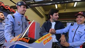 Marc Márquez bromea con Carlos Sainz Jr., hoy, en Jerez, ante la presencia de su hermano Alex.