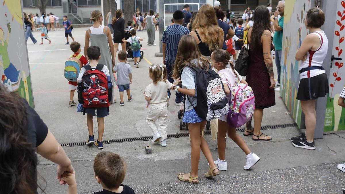 Alumnes entrant a l'escola a l'inici curs escolar 2025-2026.