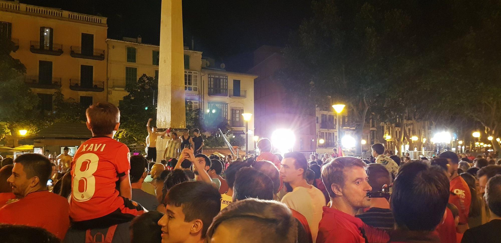 El Mallorca es de Primera: La euforia de la afición se desata en la plaza de las tortugas de Palma