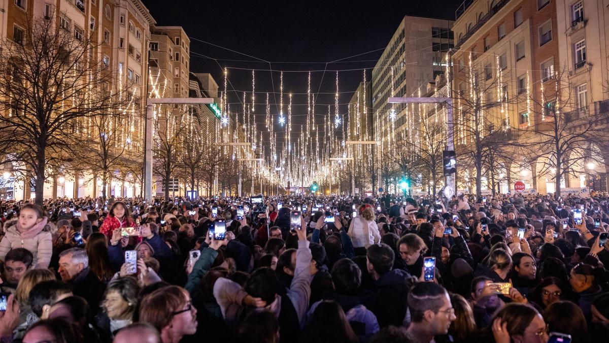 Juanjo Bona enciende la Navidad zaragozana: Mariah Carey, jota y una multitud en el paseo Independencia