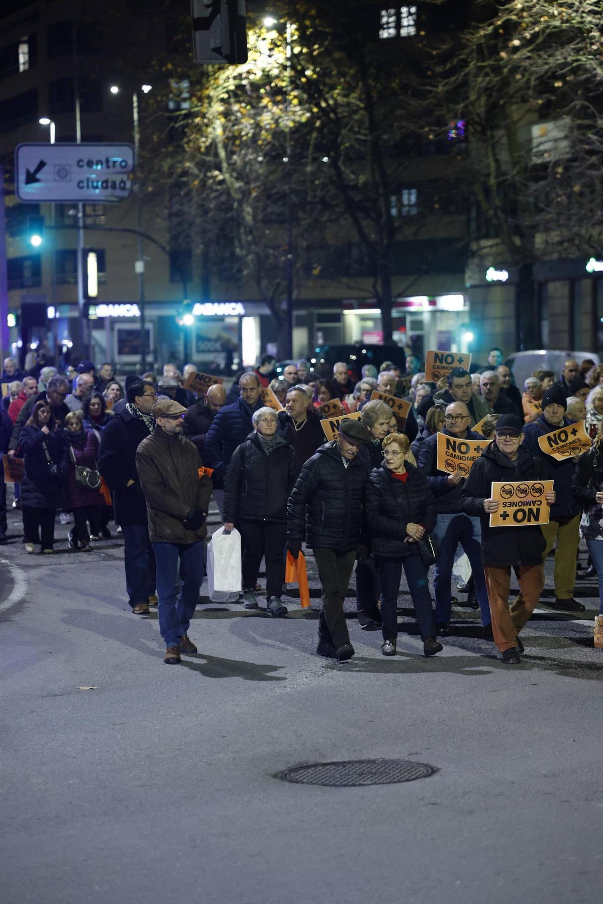 La última manifestación del 2025 contra el tráfico pesado por Príncipe de Asturias, en imágenes