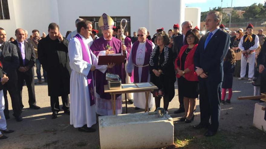 El obispo bendice la primera piedra ante las autoridades.