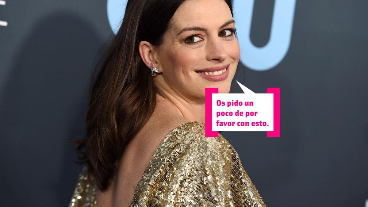 Anne Hathaway posando en un photocall con vestido de lentejuelas dorado