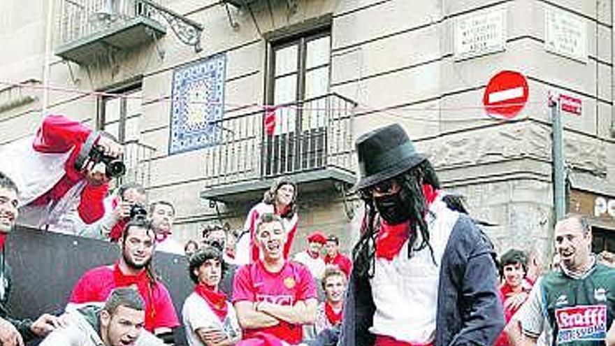 Un imitador de Jacko, capote en mano, en los sanfermines.