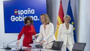 La vicepresidenta primera, María Jesús Montero, la portavoz del Gobierno, Pilar Alegría, y la vicepresidenta segunda, Yolanda Díaz, este martes en rueda de prensa tras el Consejo de Ministros.