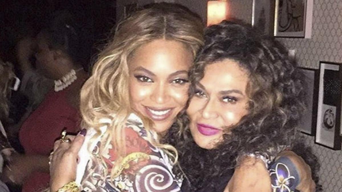 Beyonce y Tina Knowles abrazadas