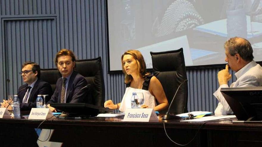 La directora de la EGAP, Sonia Rodríguez-Campos (en el centro), ayer en la inauguración del curso sobre la UE.