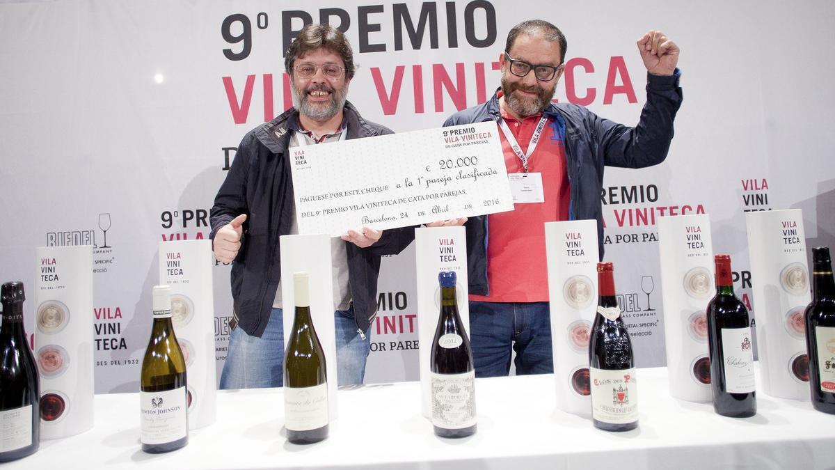 Los ingenieros industriales José Antonio Díaz y Rafael Salas, ganadores del concurso de cata de vinos por parejas Vila Viniteca, celebran su victoria este domingo.