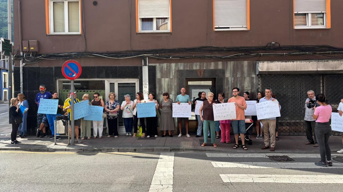 Vecinos protestando contra el narcopiso.