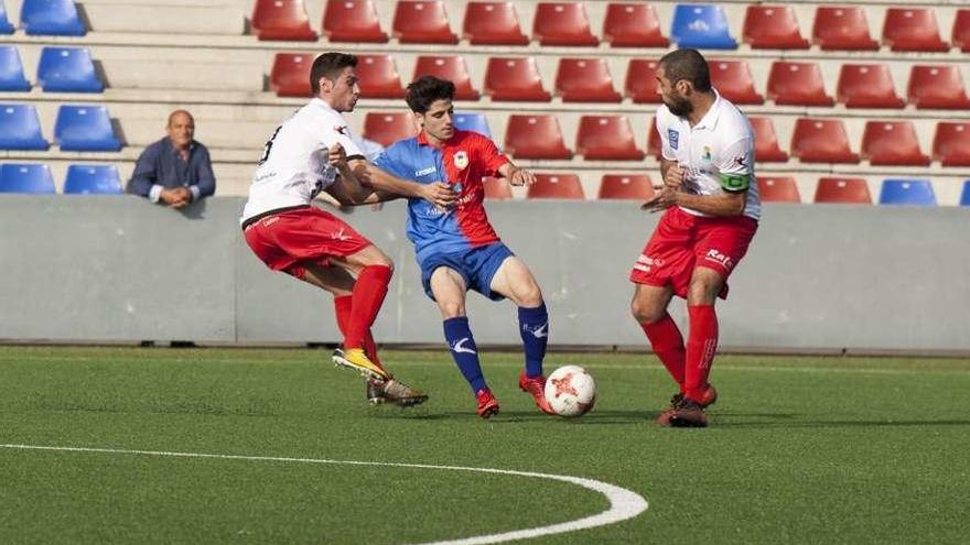 Cris Montes controla el balón ante Castillo y Busta.