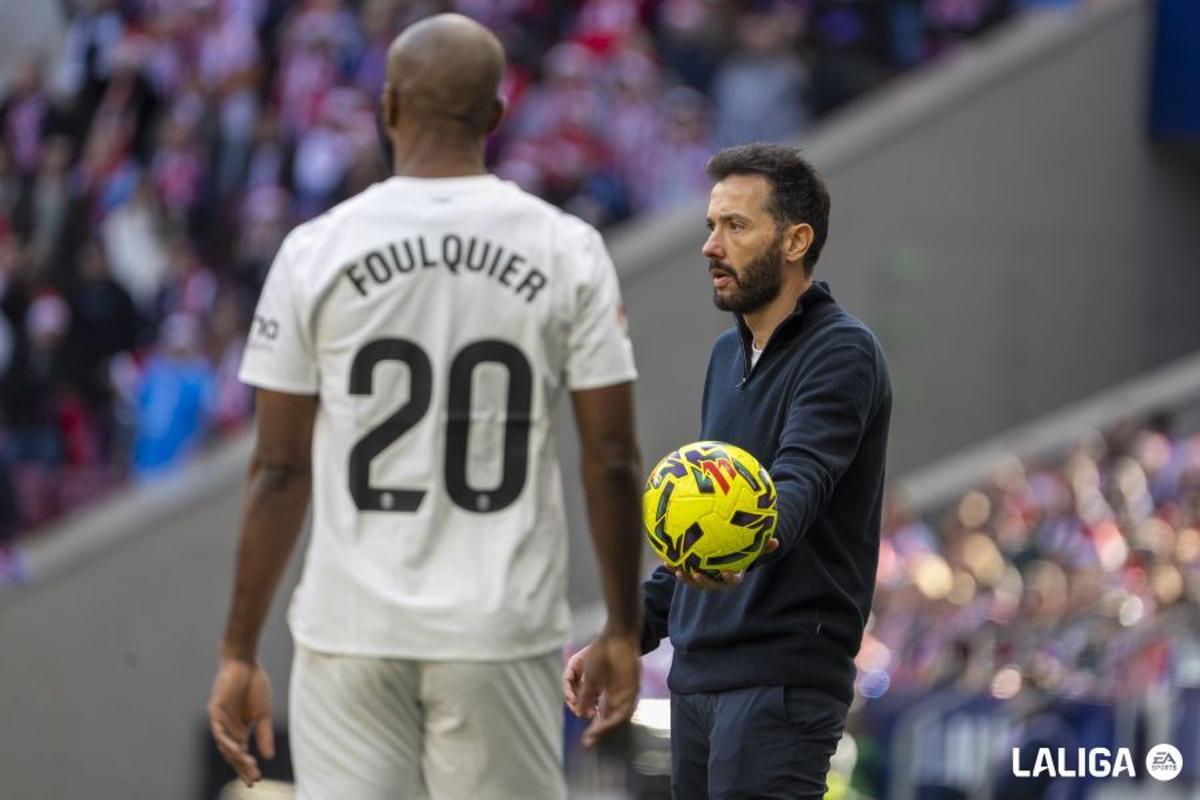 Foulquier se dispone a sacar de banda en el estadio rojiblanco. Corberán le cede la pelota