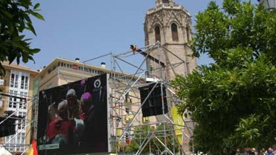 Pantalla ante el Micalet con motivo de la visita del Papa. levante-emv