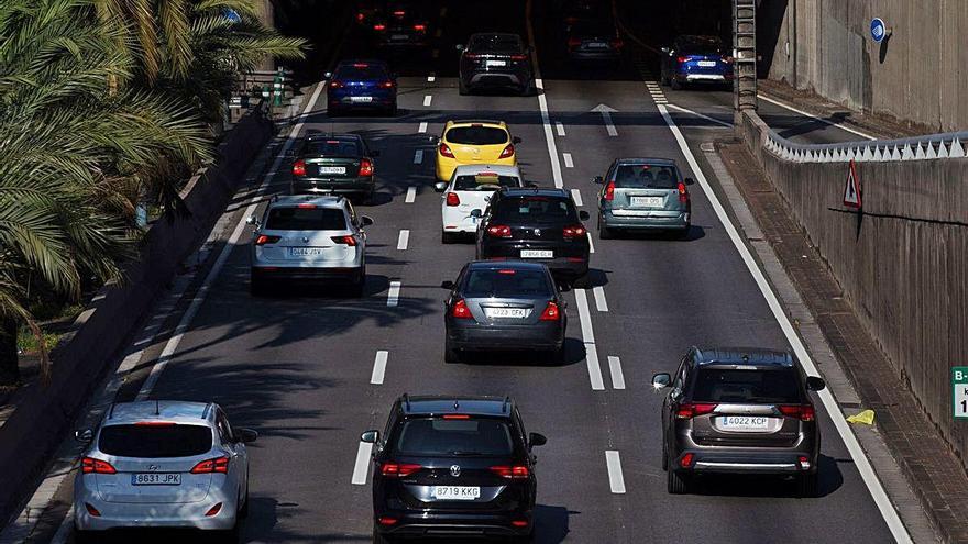 Vehicles circulant per la Ronda de Dalt de Barcelona, divendres a la tarda, amb tràfic intens