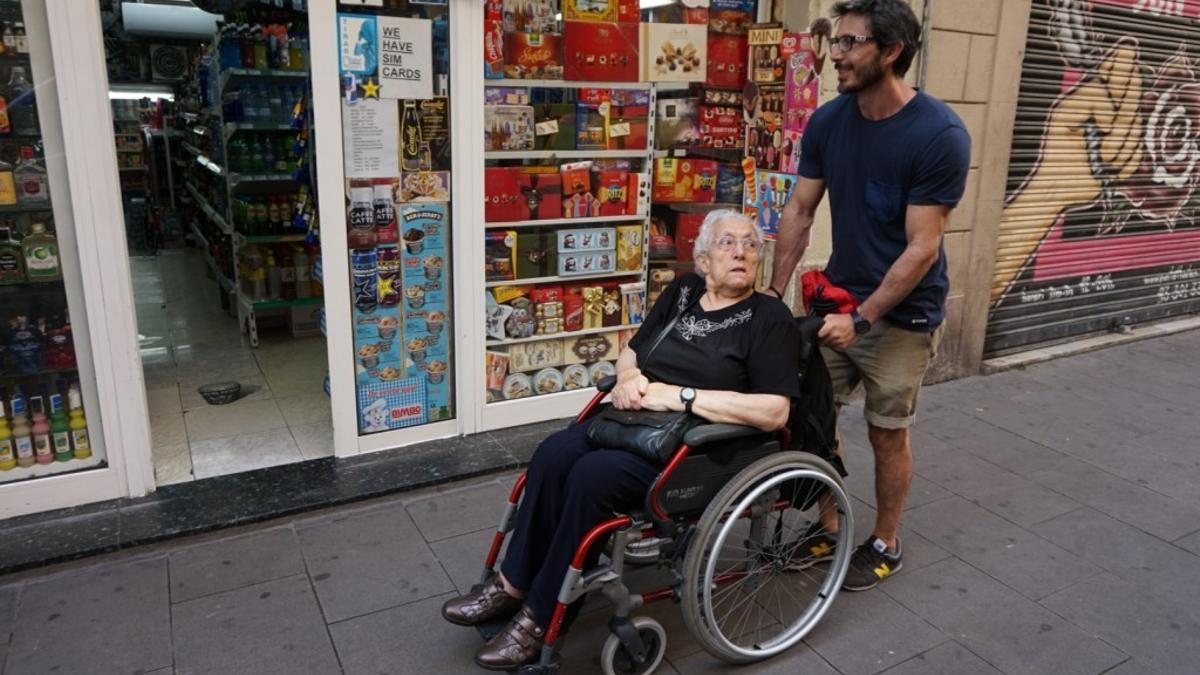 Programa 'Baixem al Carrer' del Ayuntamiento de Barcelona con Cruz Roja