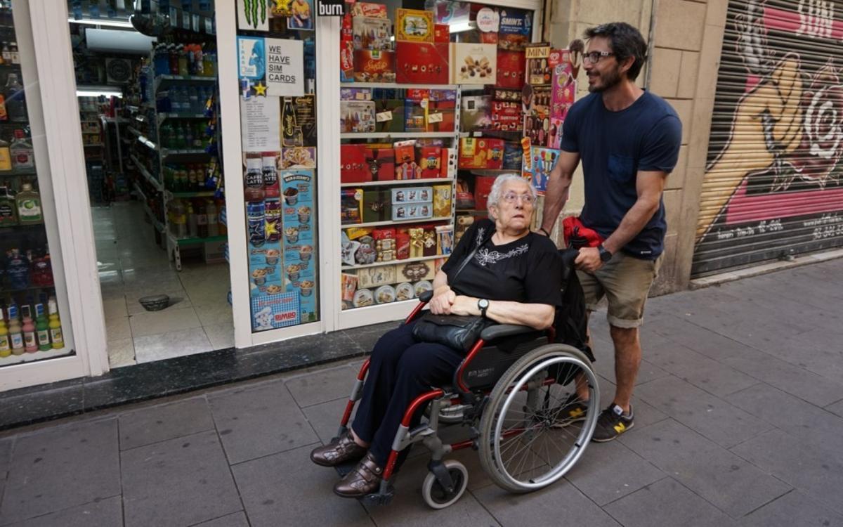 El programa ‘Baixem al carrer’ s’estén per tot Barcelona per ajudar persones grans a sortir de casa