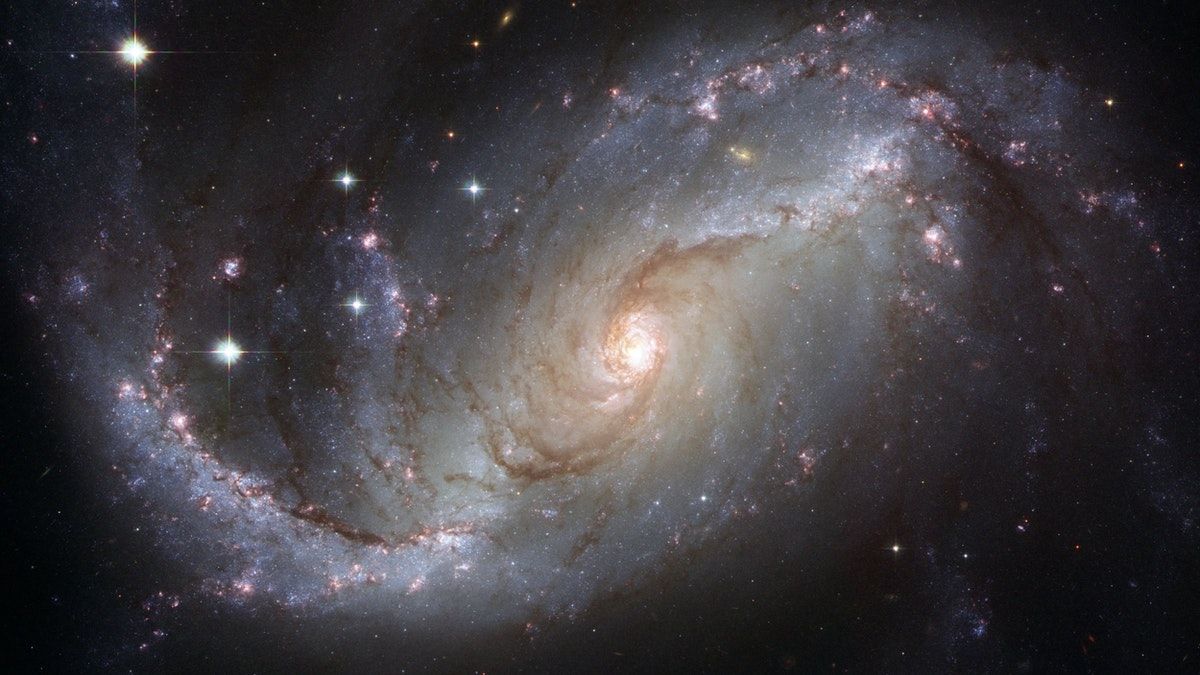 El Hubble detecta una galaxia en forma de serpiente en espiral