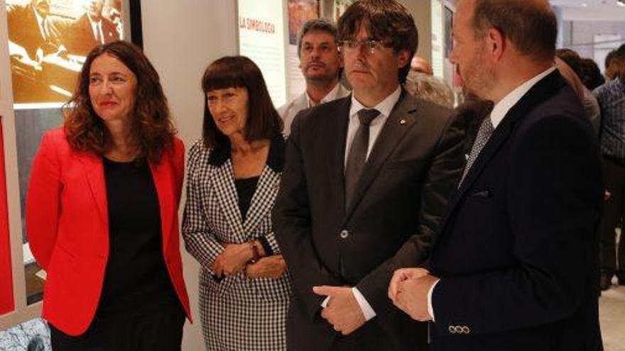 Joan Esculies explica l&#039;exposició a Carles Puigdemont, ahir al migdia