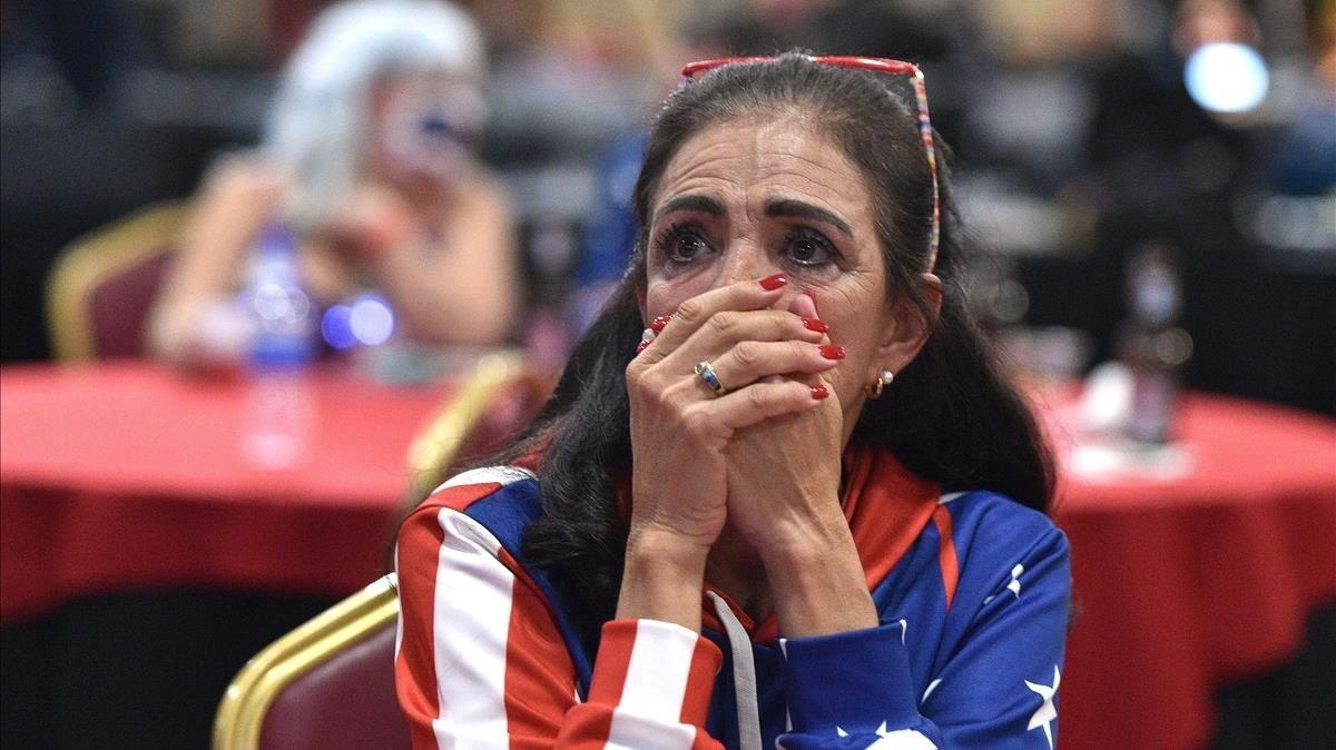 Loretta Oakes, simpatizante republicana, esperando los resultados en Las Vegas, Nevada.