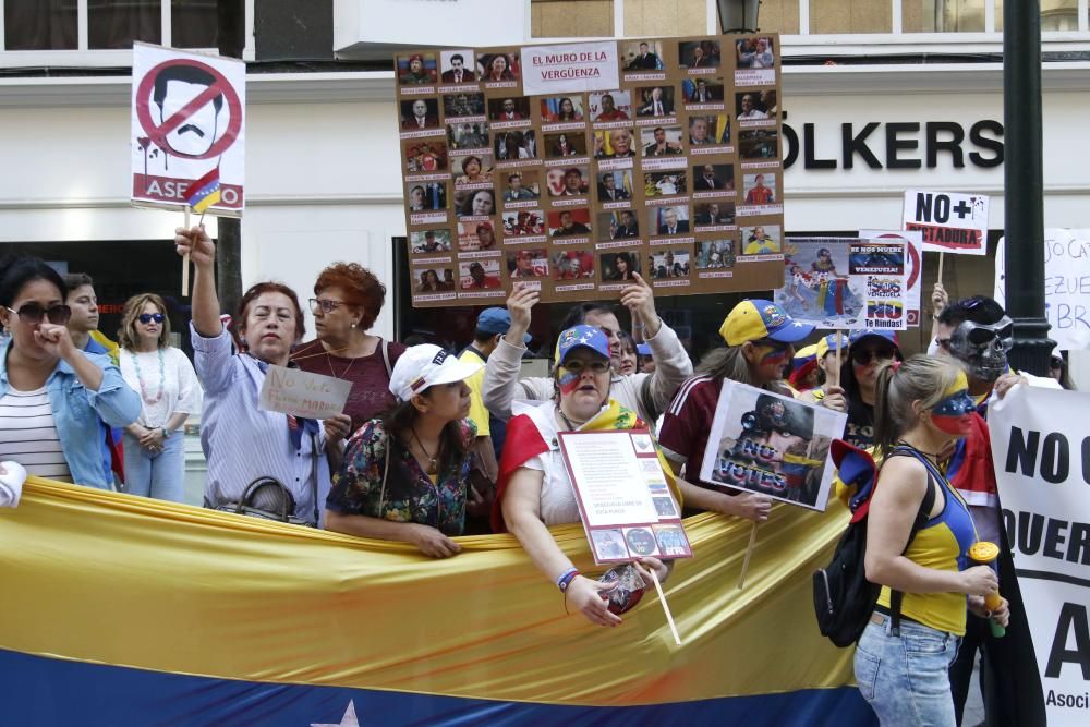 "Venezuela está luchando por su libertad" ha sido una de las consignas que se han leído esta mañana por los pensionistas venezolanos en Vigo.