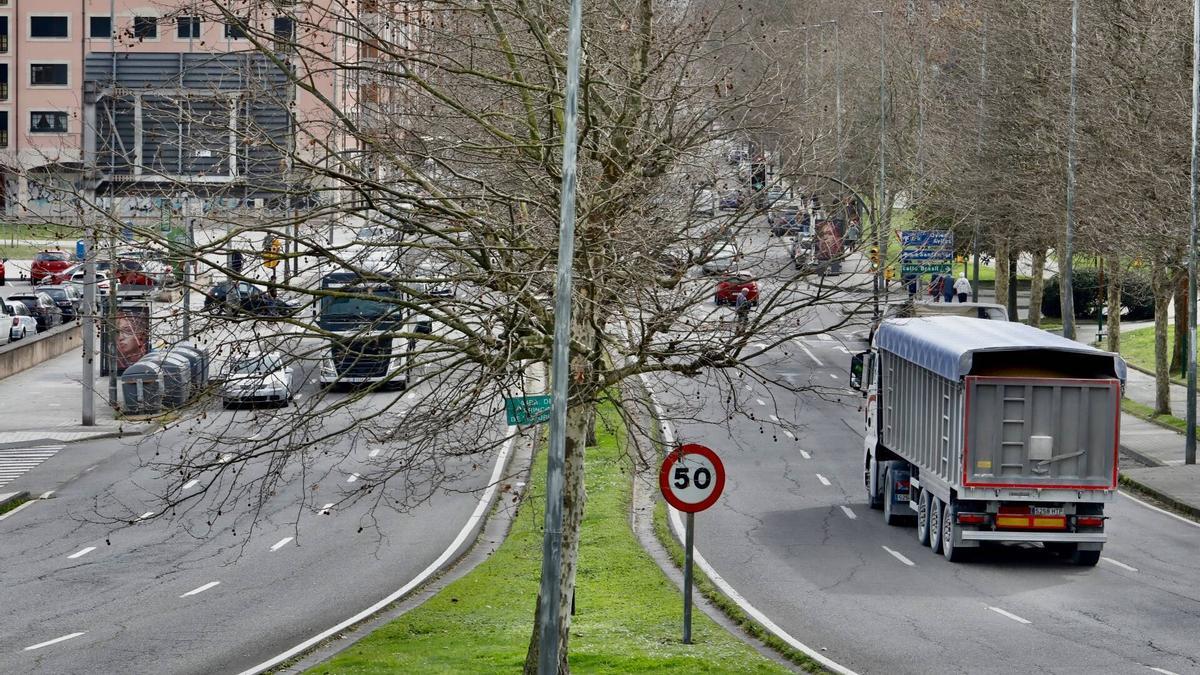 Tránsito de camiones en la avenida de Príncipe de Asturias