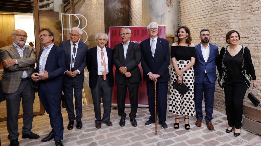 Los Nobel Neher, Feringa, Frank, Molina, con el alcalde Ribó, el Nobel Glashow, y los ediles Gómez, Fuset y Català, en Bombas Gens.