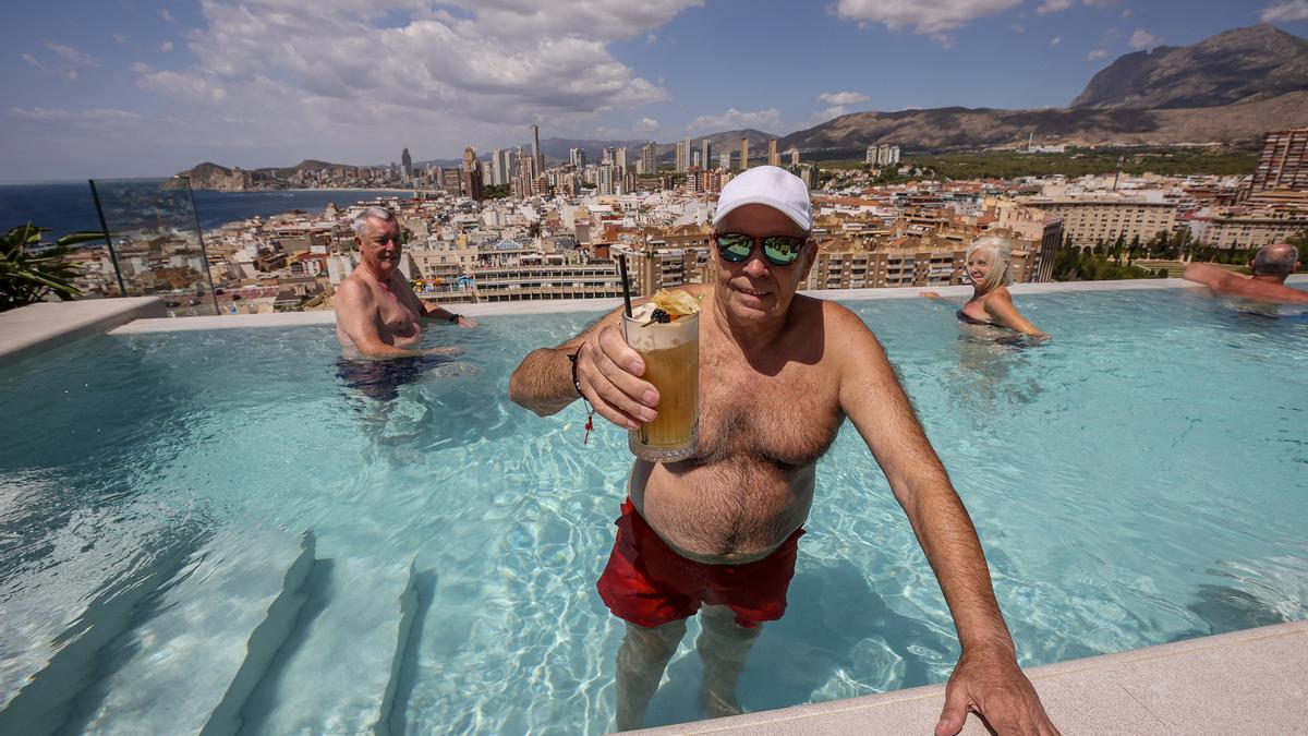 Las terrazas y los cócteles están de moda en Benidorm este verano.