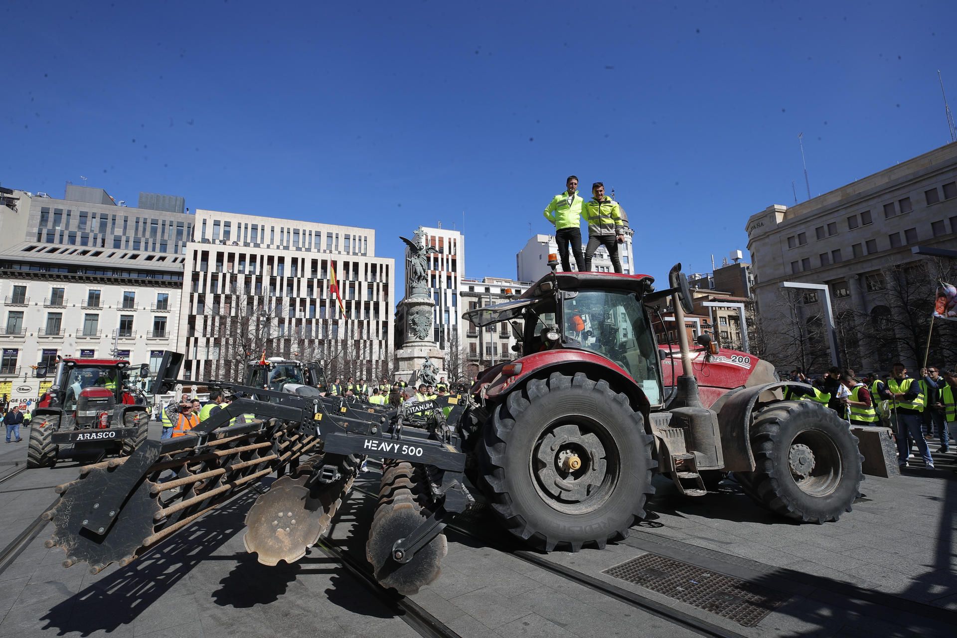 En imágenes | Las protestas de los agricultores llegan a las puertas de La Aljafería