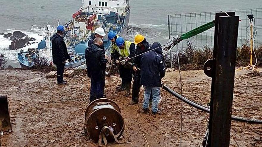 Preparativos en la zona de tierra próxima al encallamiento del barco.