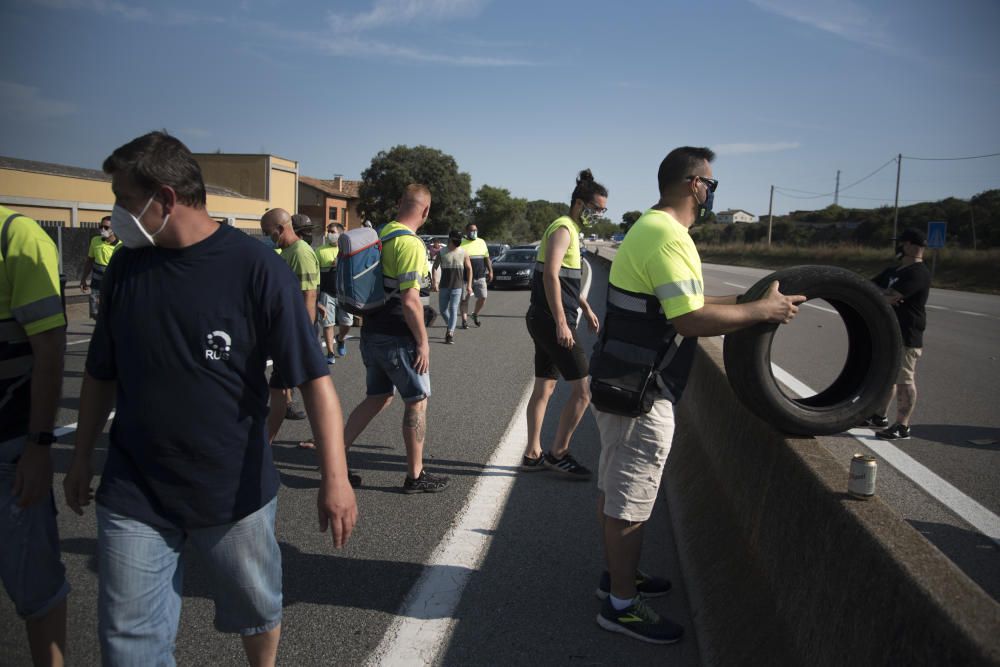 Els treballadors de Montajes Rus cremen pneumàtics i tallen la C-16