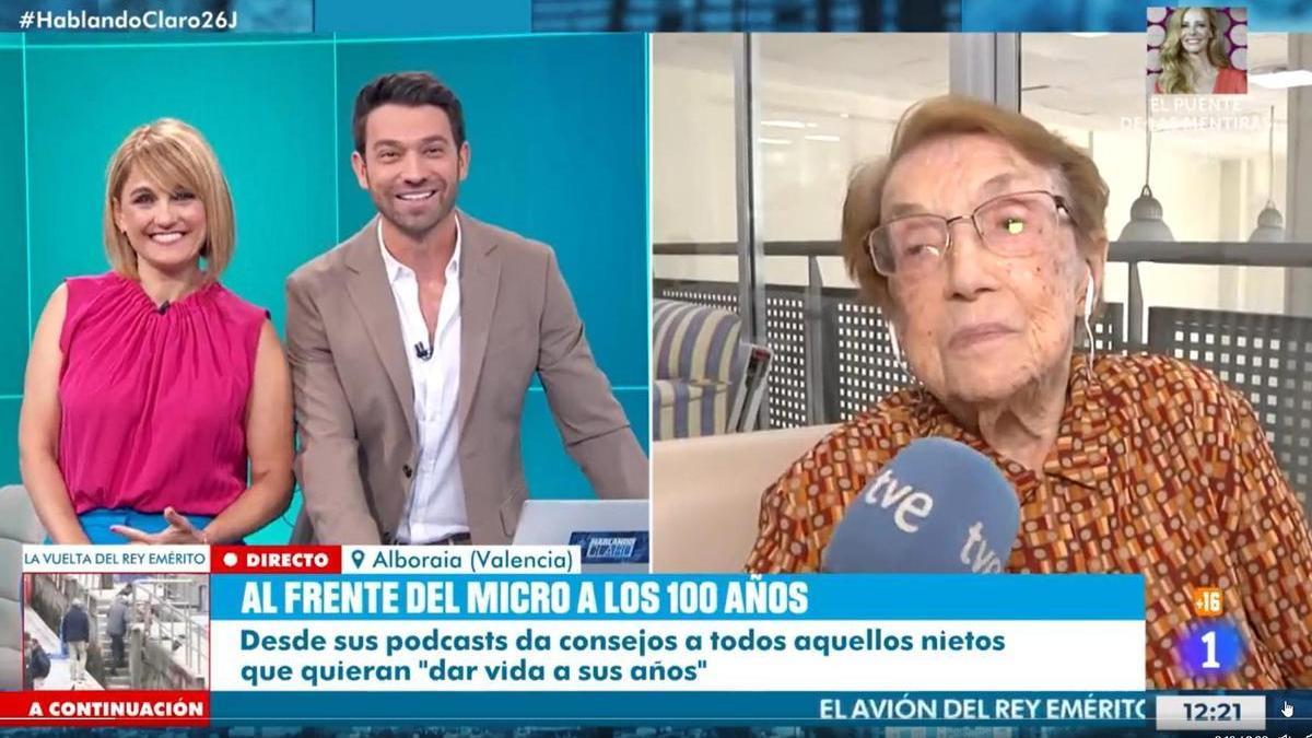 Momento de la entrevista en directo de ’Hablando Claro’ con Mila, la mujer de casi 101 años que ha descolocado a los presentadores del programa.