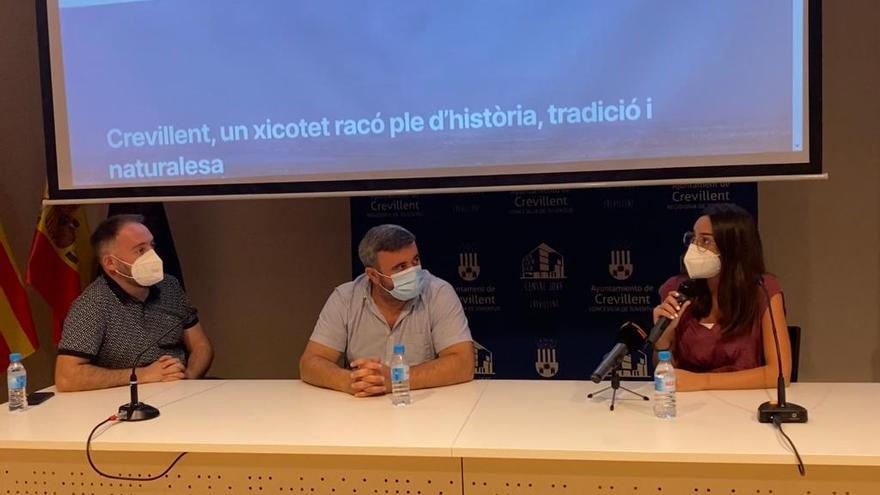 Marta Candela, técnica de Turismo, explicando las características de la página web junto al alcalde de Crevillent, José Manuel Penalva, y el concejal de Turismo, Josep Candela