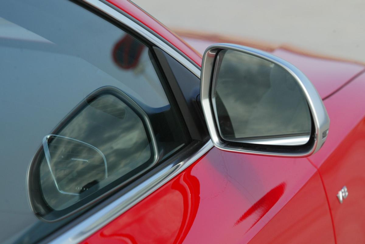 Retrovisor de un coche rojo.