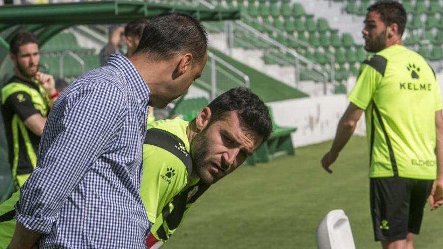 Benja habla con el director deportivo, Jorge Cordero, en un entrenamiento del Elche.