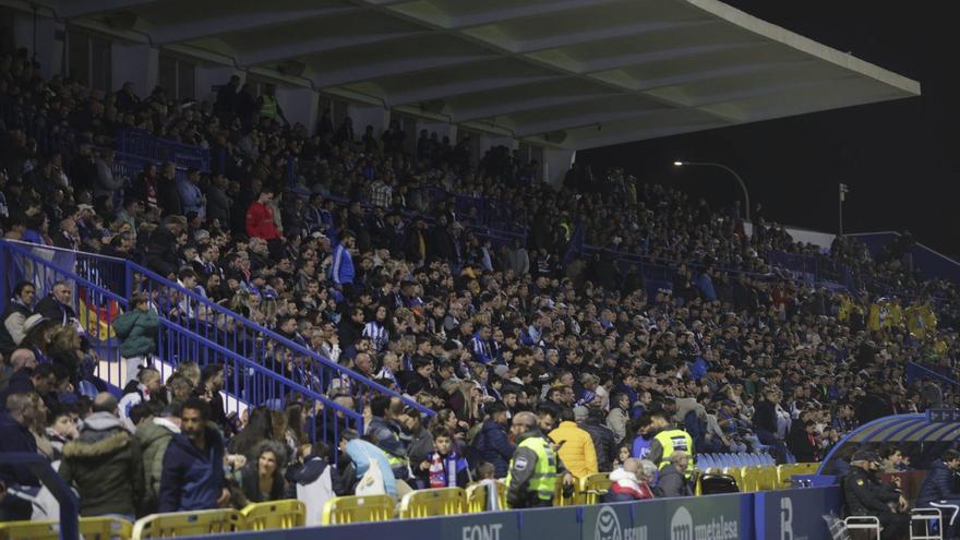 La tribuna principal del Estadi Balear se llenó para el histórico duelo copero ante el Atlético de Madrid. | G.B.