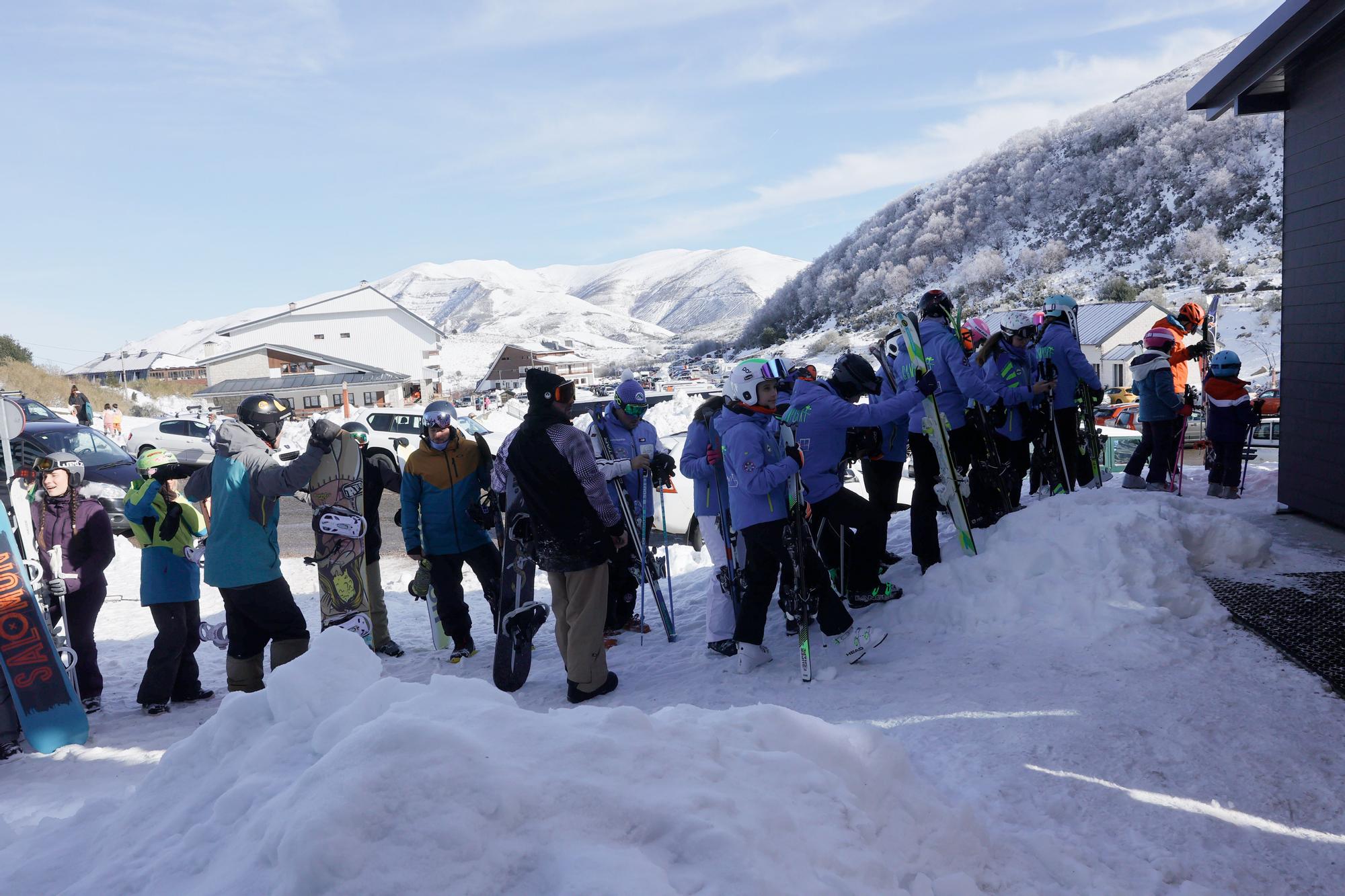 El primer día de esquí en Asturias, un éxito de público en Pajares y Fuentes