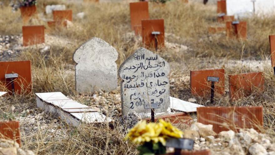 Una lápida con inscripciones en árabe en el cementerio musulmán de Zaragoza.  | JAIME GALINDO