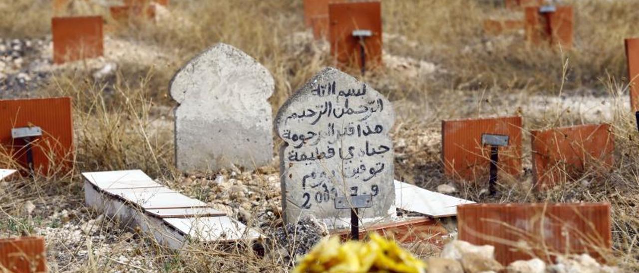 Una lápida con inscripciones en árabe en el cementerio musulmán de Zaragoza.  | JAIME GALINDO