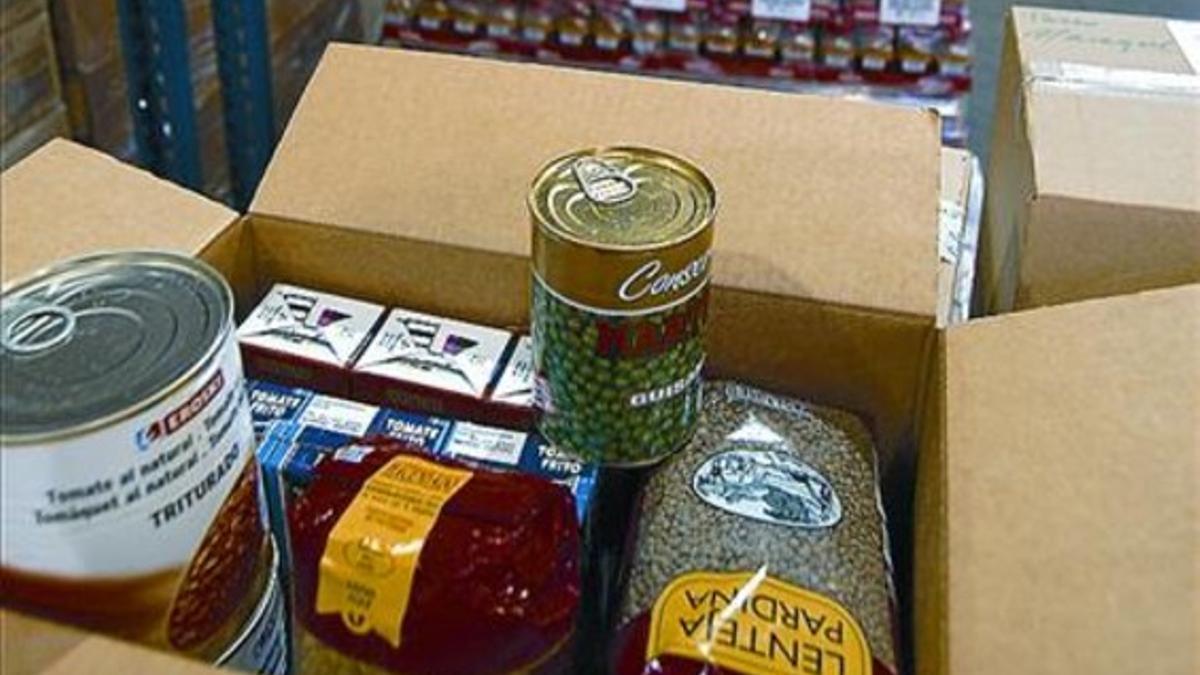 Caja con alimentos para entregar a familias necesitadas.