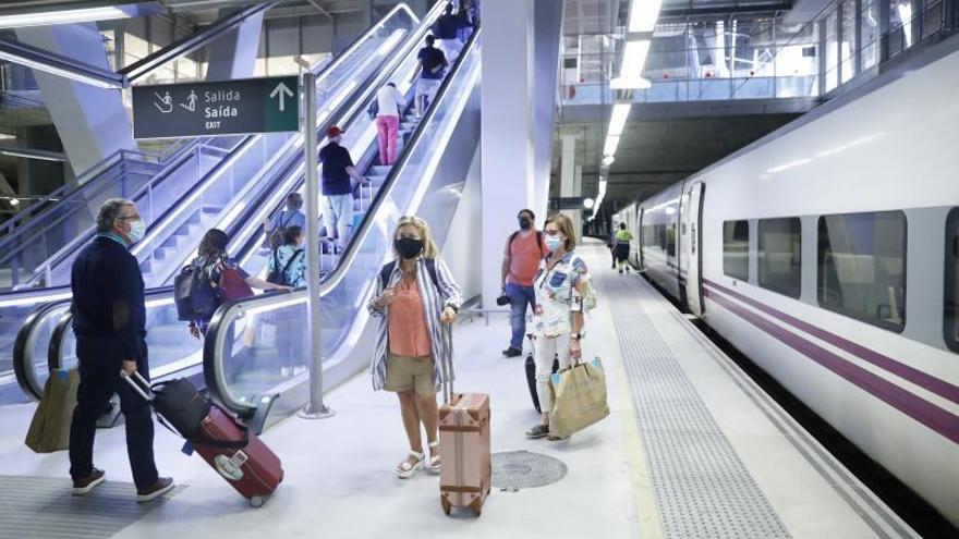 Pasajeros del Alvia Madrid-Vigo en Urzáiz.