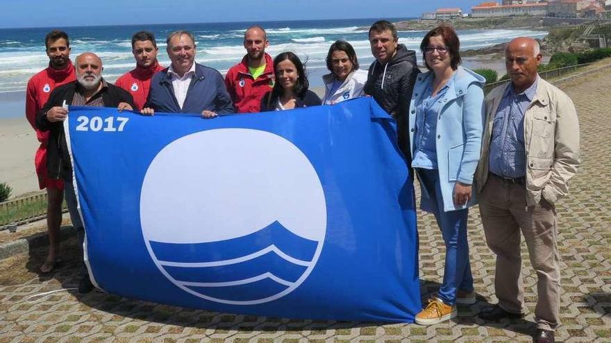 El Concello de A Laracha iza la bandera azul en la playa de Caión