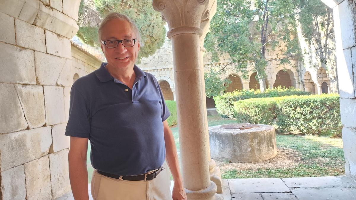 El pianista alemany Wolfram Rieger es declara un enamorat de la Schubertíada i de l'Empordà. A la fotografia se'l pot veure al claustre de la canònica de Vilabertran.
