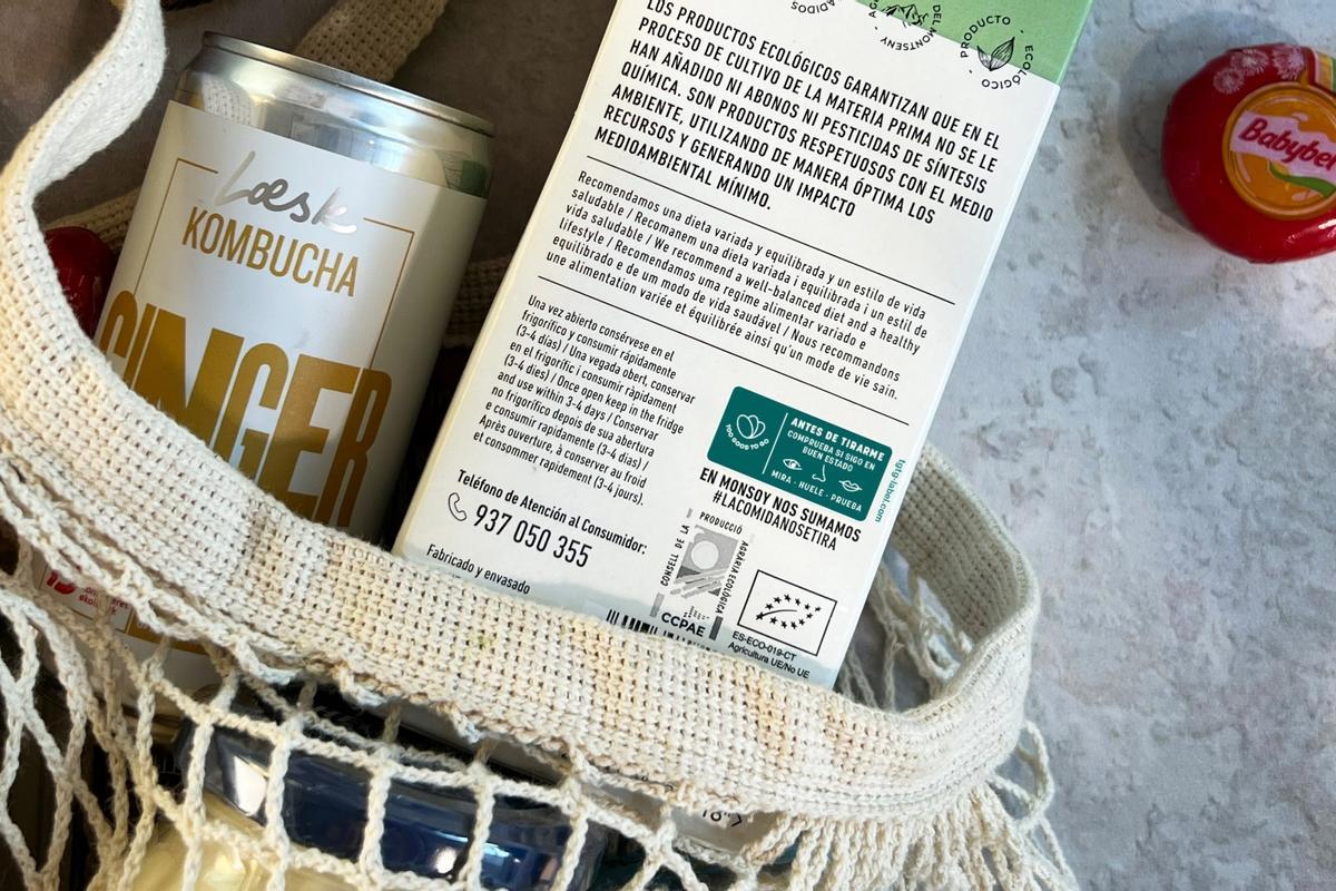 Detalle de la etiqueta 'Mira, Huele, Prueba' contra el despilfarro de alimentos.