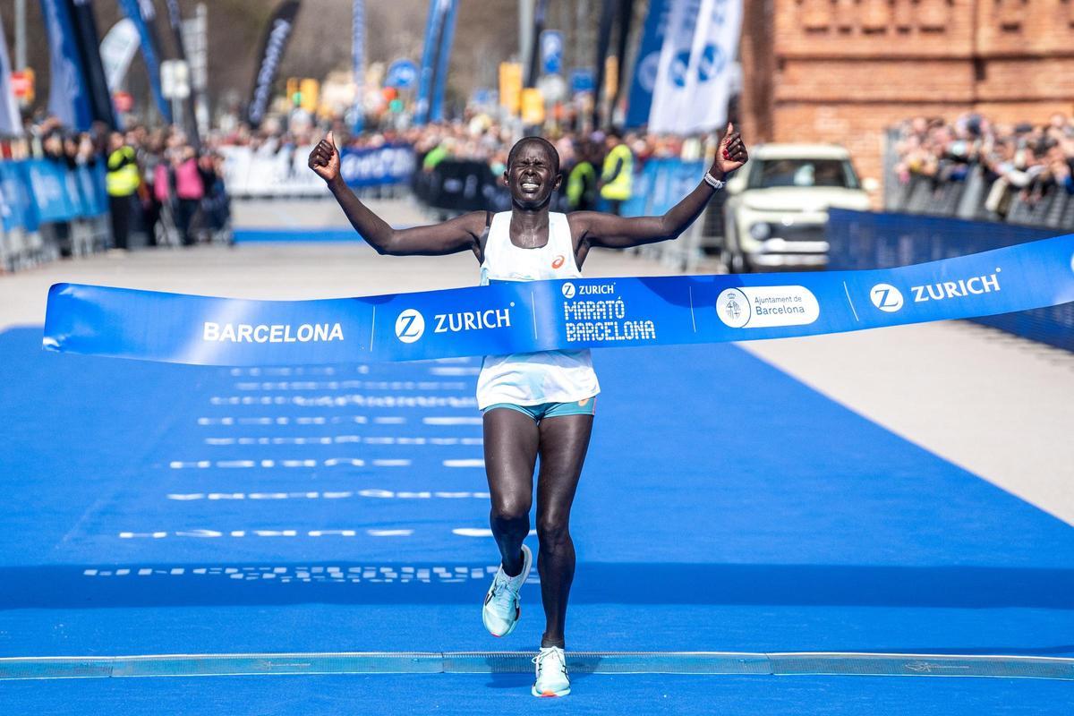 Sharon Chelimo cruza la meta rompiendo el récord de la Marató de Barcelona.