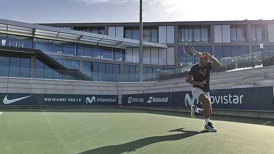 Nadal golpea la pelota durante un entrenamiento en su Academia en Manacor.